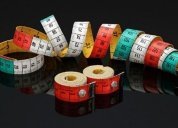 Сантиметровая лента 150см с кнопкой, цвет мульти, Hemline - цена и фото